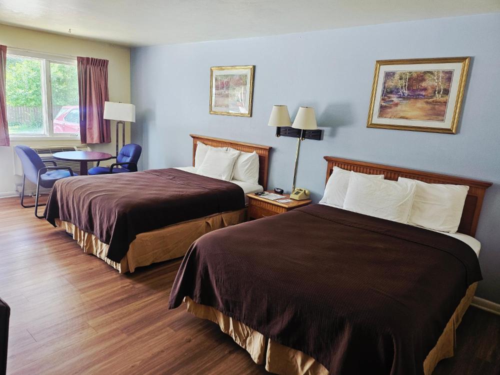 Queen Room with Two Queen Beds - Non-Smoking interior
